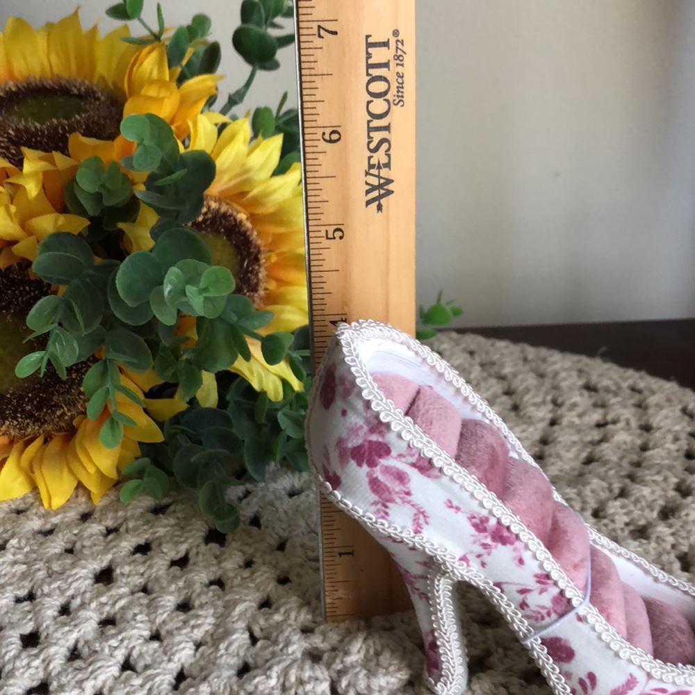 Floral Pink and White High Heel Shoe Shaped Ring Organizer - Picture 6 of 9